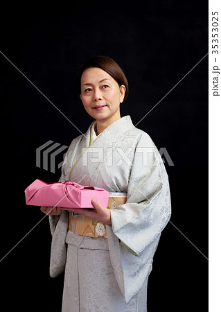 着物姿の女性 着物姿の女性 35353025