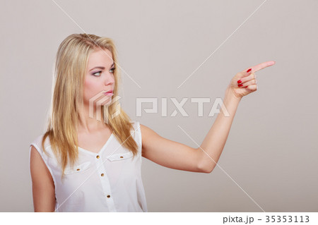 woman showing copy space pointing with finger woman showing copy space pointing with finger 35353113