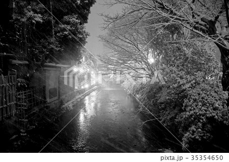 京都　雪　モノクロイメージ 35354650