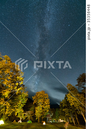 上高地の天の川と紅葉 上高地の天の川と紅葉 35356448