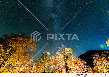 上高地の天の川と紅葉 35356451