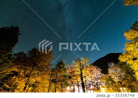 上高地の天の川と紅葉 35356749