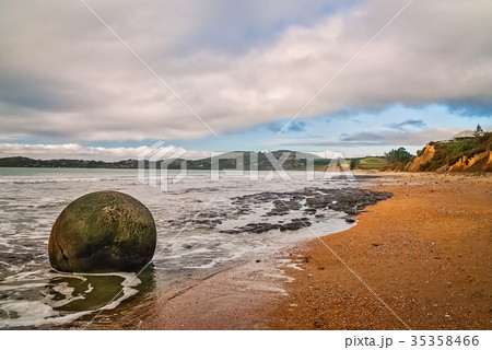 Strange Moeraki boulder 35358466