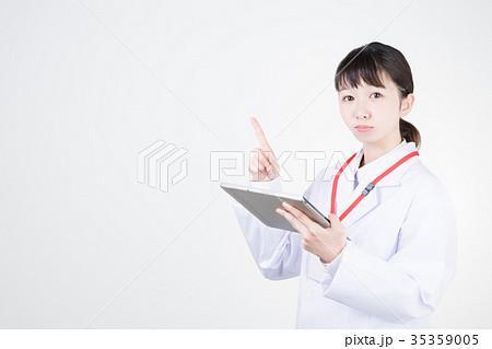 白衣の女性 白衣の女性 35359005