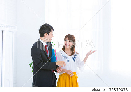 住まい探しをする女性 物件案内をする不動産会社の社員 物件探しのイメージ おしゃれな部屋 住まい探しをする女性 物件案内をする不動産会社の社員 物件探しのイメージ おしゃれな部屋 35359038