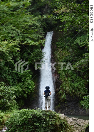 滝を見る女性 滝を見る女性 35359063