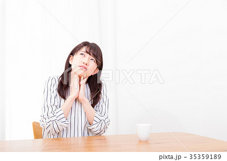 風邪気味の女性　 咳　喉　風邪　ネガティブイメージ　体調不良　女性　ポートレート　20代　30代 35359189