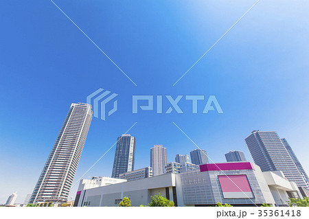 タワーマンションとショッピングモールのある都市風景 35361418