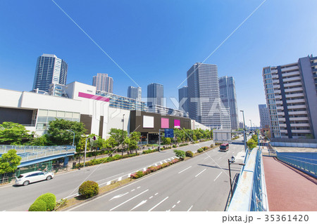 タワーマンションとショッピングモールのある都市風景 35361420