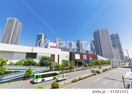 タワーマンションとショッピングモールのある都市風景 35361421
