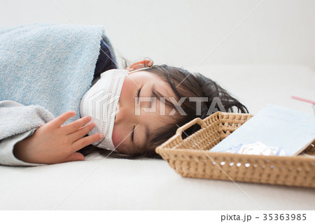 風邪で寝ている子供 風邪で寝ている子供 35363985