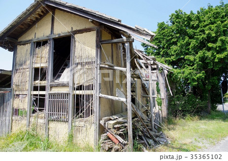 朽ちる廃屋 朽ちる建物 朽ちる廃屋 朽ちる建物 35365102