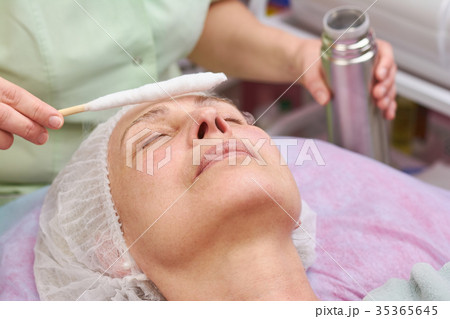 Face cryomassage, mature female. 35365645