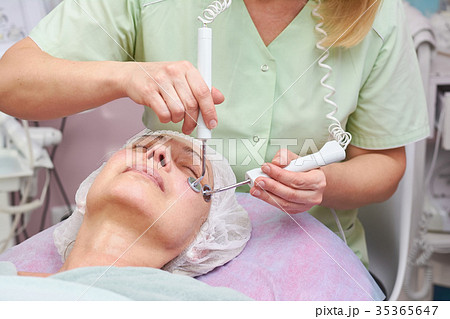 Microcurrent face treatment, adult female. Microcurrent face treatment, adult female. 35365647