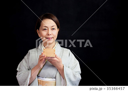 着物を着たミドルの女性 酒 升酒 着物を着たミドルの女性 酒 升酒 35366457