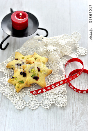クリスマスのクッキー(クランベリーとビスタチオのクッキー)と赤いリボン 35367017