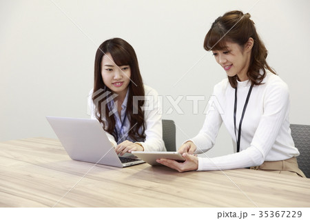 会議前に打合せする女子社員 会議前に打合せする女子社員 35367229
