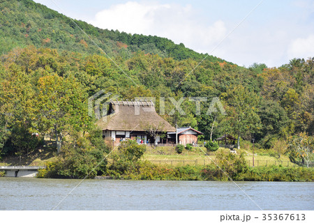 三田市　有馬富士公園　緑の中の古い家屋 35367613