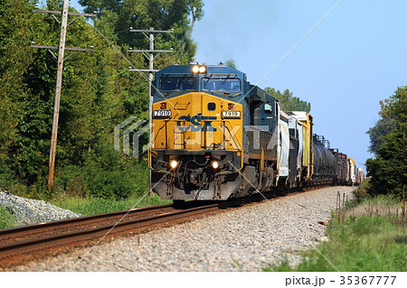 アメリカの鉄道 機関車 貨物列車の写真素材