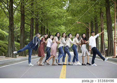多数 大学生 足持ち上げる 35368496