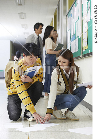 大学 廊下 前顔 35368615