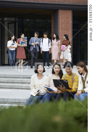 歩く 教授 大学生 35368700