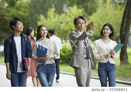 教授 大学生 挙手 35368851