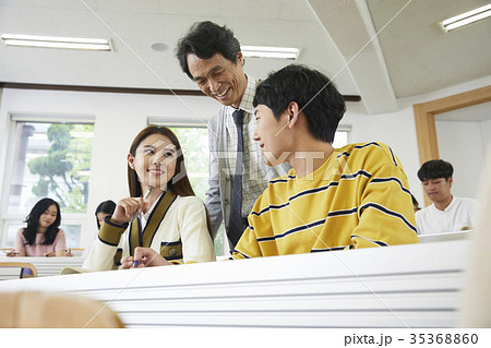 下を向く 男 男性 35368860