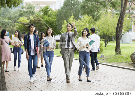 感情 歩く 頭持ち上げる 35368887