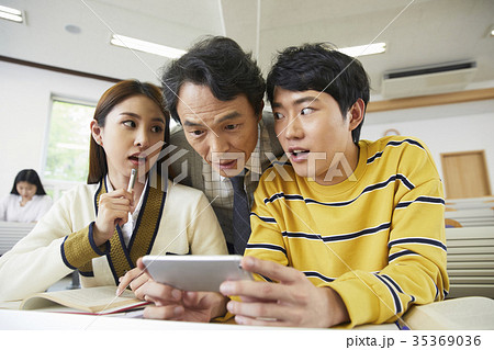 下を向く 驚き びっくり 35369036