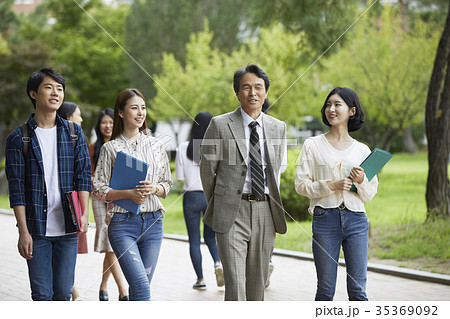 歩く 教授 大学生 35369092