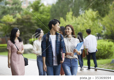 歩く 大学生 屋外 35369094