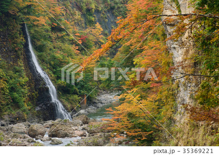 紅葉の小安峡 秋田県の写真素材