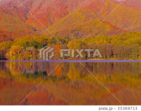 紅葉の裏磐梯曽原湖 紅葉の裏磐梯曽原湖 35369713