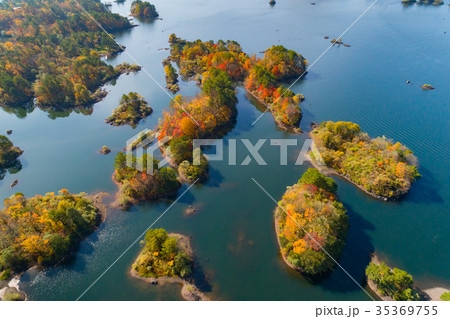 紅葉の裏磐梯桧原湖空撮の写真素材