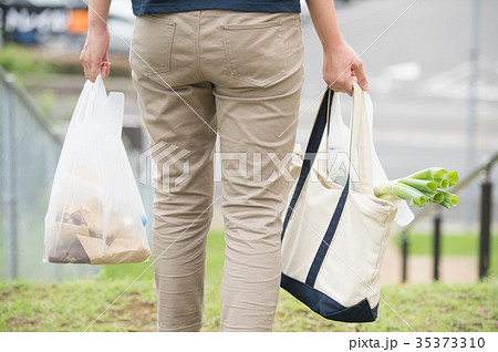 買い物袋を持つ若い主婦　後ろ姿の女性 35373310