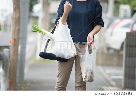 買い物袋を持つ若い主婦　スーパーの帰り道 35373393