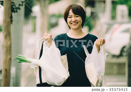 買い物帰りの笑顔の主婦 若い女性の写真素材 35373415 Pixta