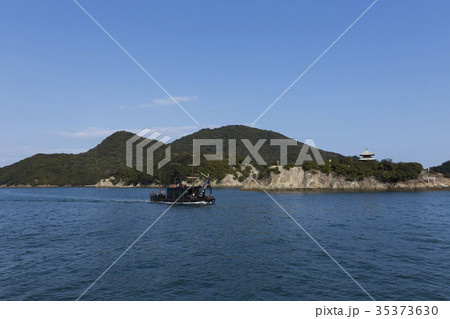 鞆の浦の仙酔島と渡船の写真素材