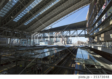 連絡橋からのJR大阪駅 35373648