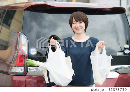 カーライフ 買い物袋を持つ女性 カーライフ 買い物袋を持つ女性 35373730