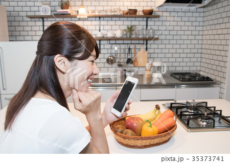 キッチン 若い女性 キッチン 若い女性 35373741