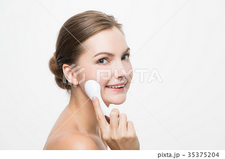 美顔器を使う女性 35375204