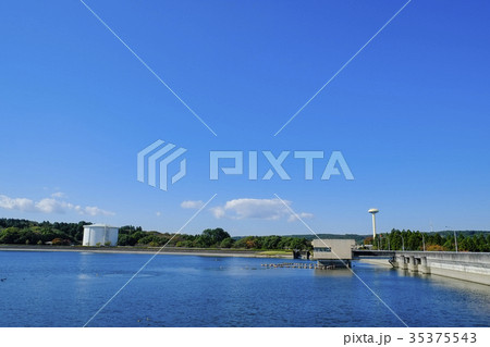 爽やかなダム湖と青空　 35375543