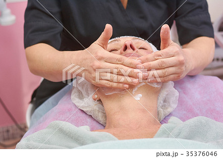 Lymphatic face massage. 35376046