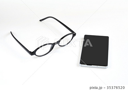 老眼鏡とスマートフォン 35376520
