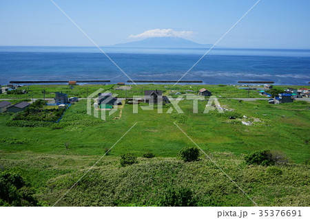 サロベツ原野から見た利尻島 35376691