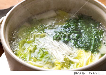 熱々の鍋料理 35377680