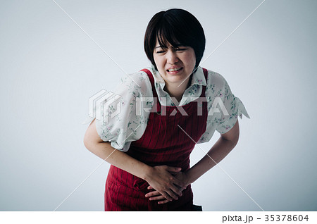 腹痛　お腹を押さえる女性　体調不良 35378604