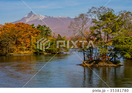 紅葉の大沼公園と北海道駒ヶ岳 35381780